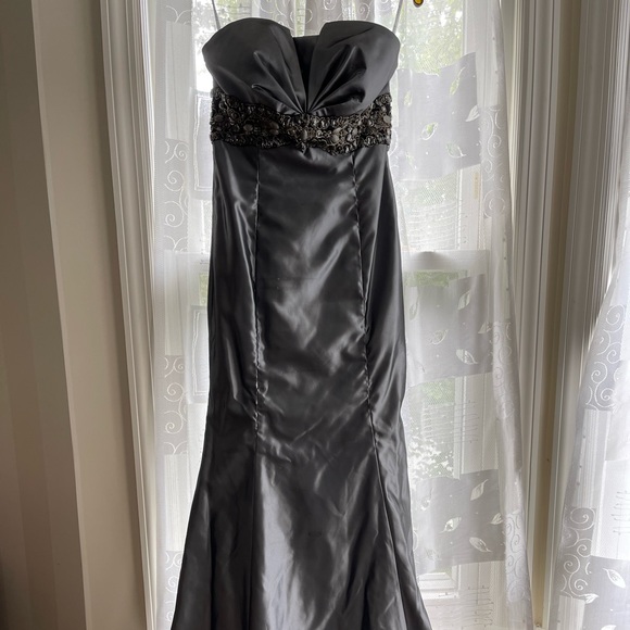 Love Gown mermaid style, worn once—- Needs to be dry cleaned to remove stain - Picture 2 of 10